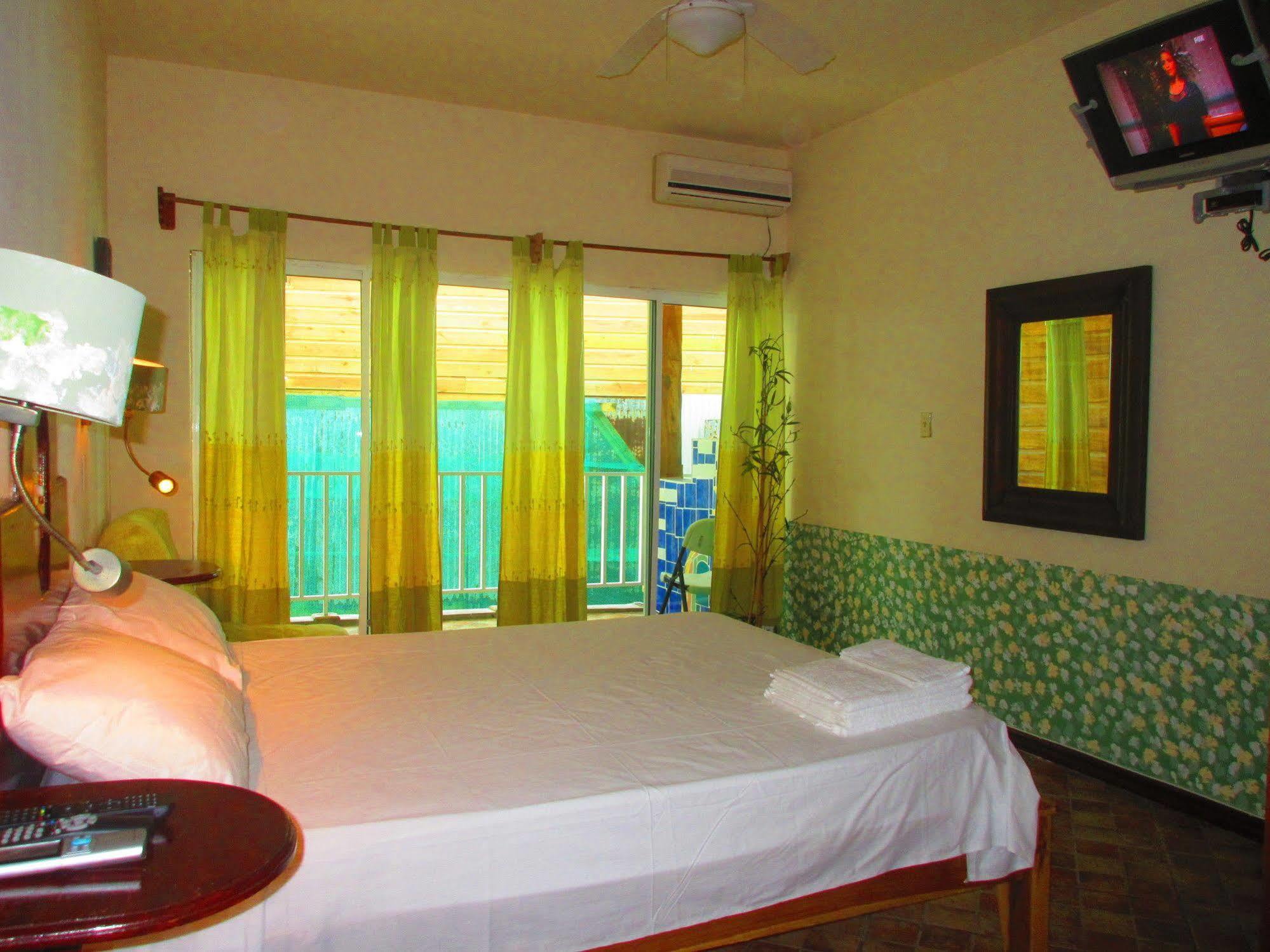 Los Balcones Over The Sea Bocas Town Exterior photo
